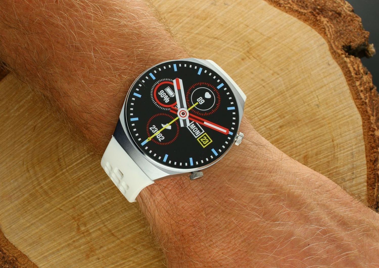 Smartwatch męski na białym pasku Rubicon RNCE68. Bluetooth. Zdalne rozmowy przez zegarek  (2).jpg